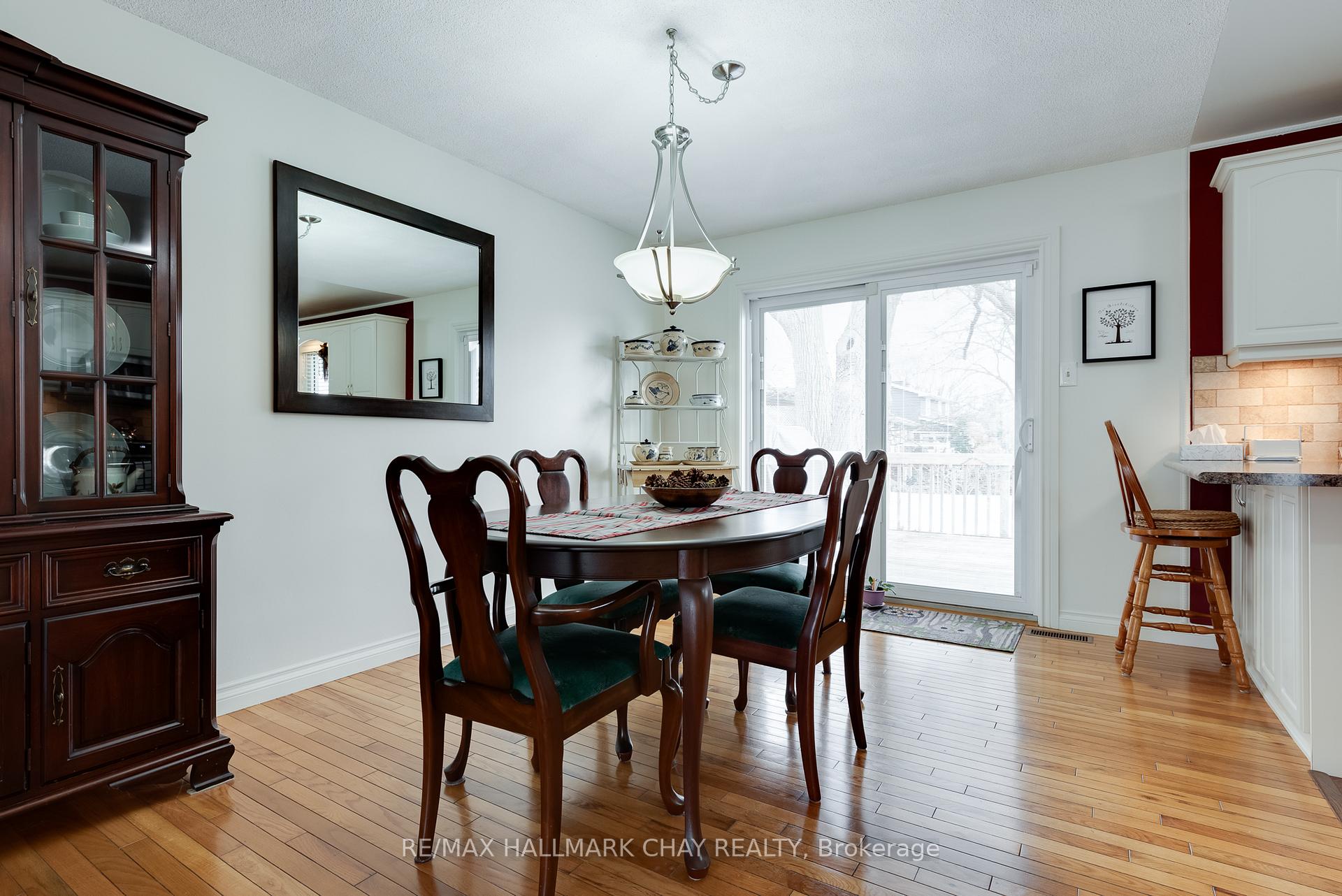 Photo 5 of 7 Keats Drive, Barrie, Letitia Heights — HOMEH