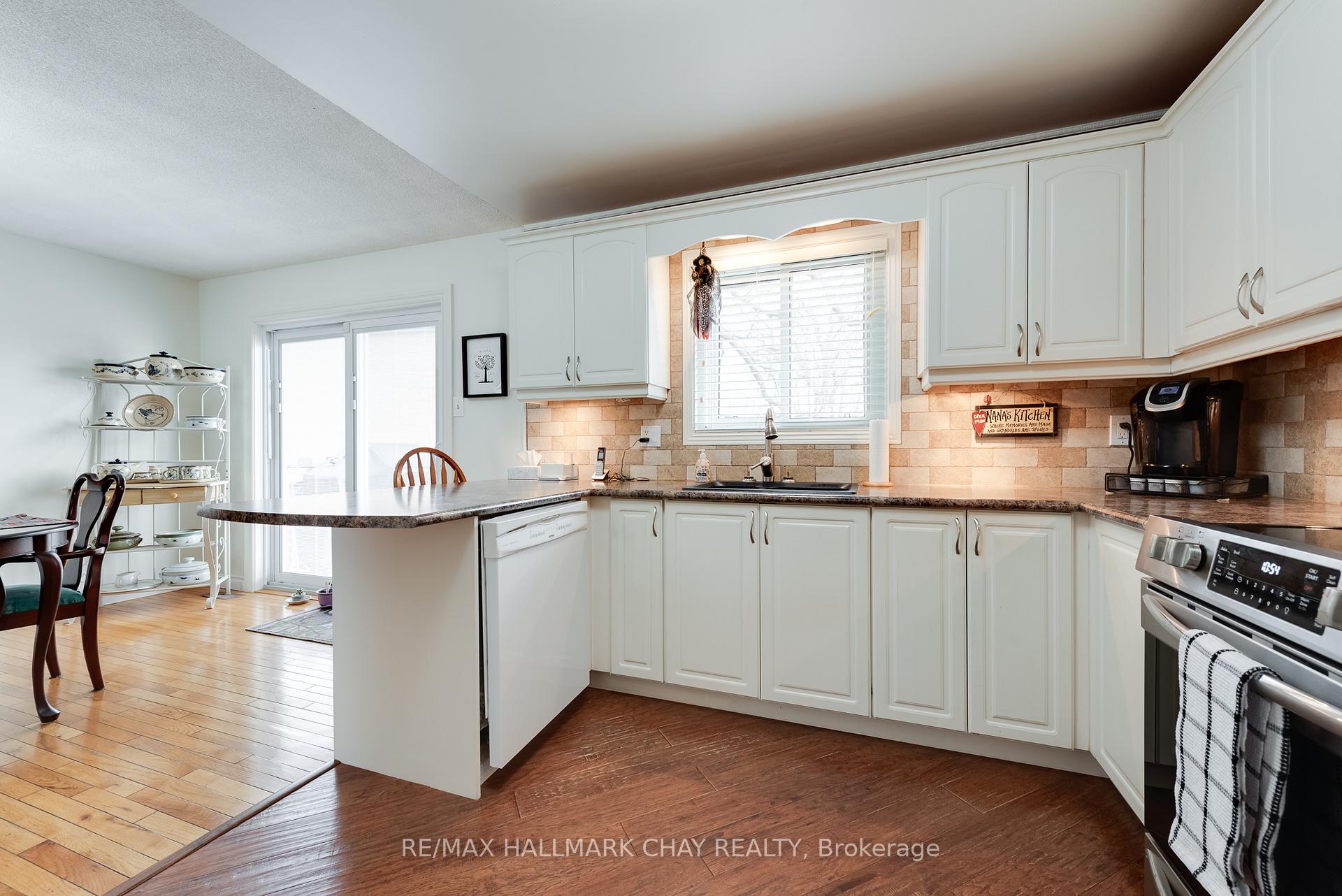 Photo 8 of 7 Keats Drive, Barrie, Letitia Heights — HOMEH