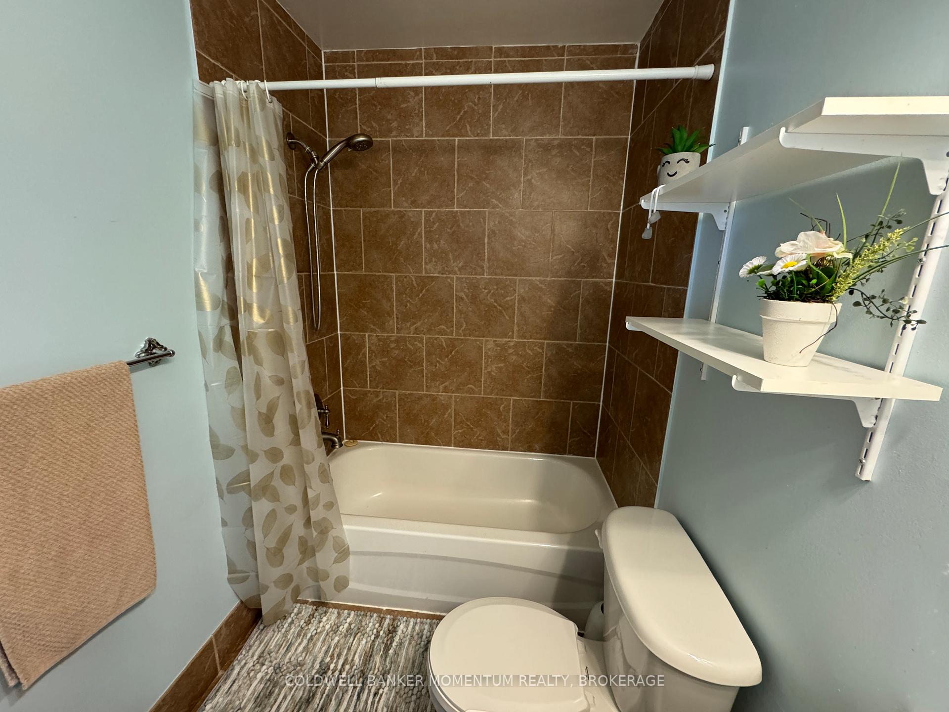 Photo 18 of 22 1/2 Durham Drive, St. Catharines, Port Weller — HOMEH