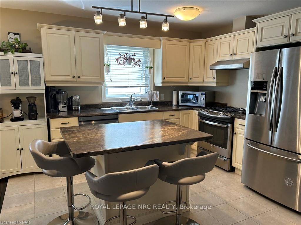 Photo 8 of 82 Parkside Drive, St. Catharines, Port Weller — HOMEH