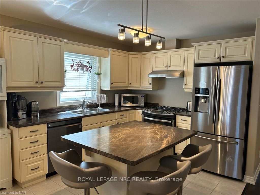 Photo 9 of 82 Parkside Drive, St. Catharines, Port Weller — HOMEH