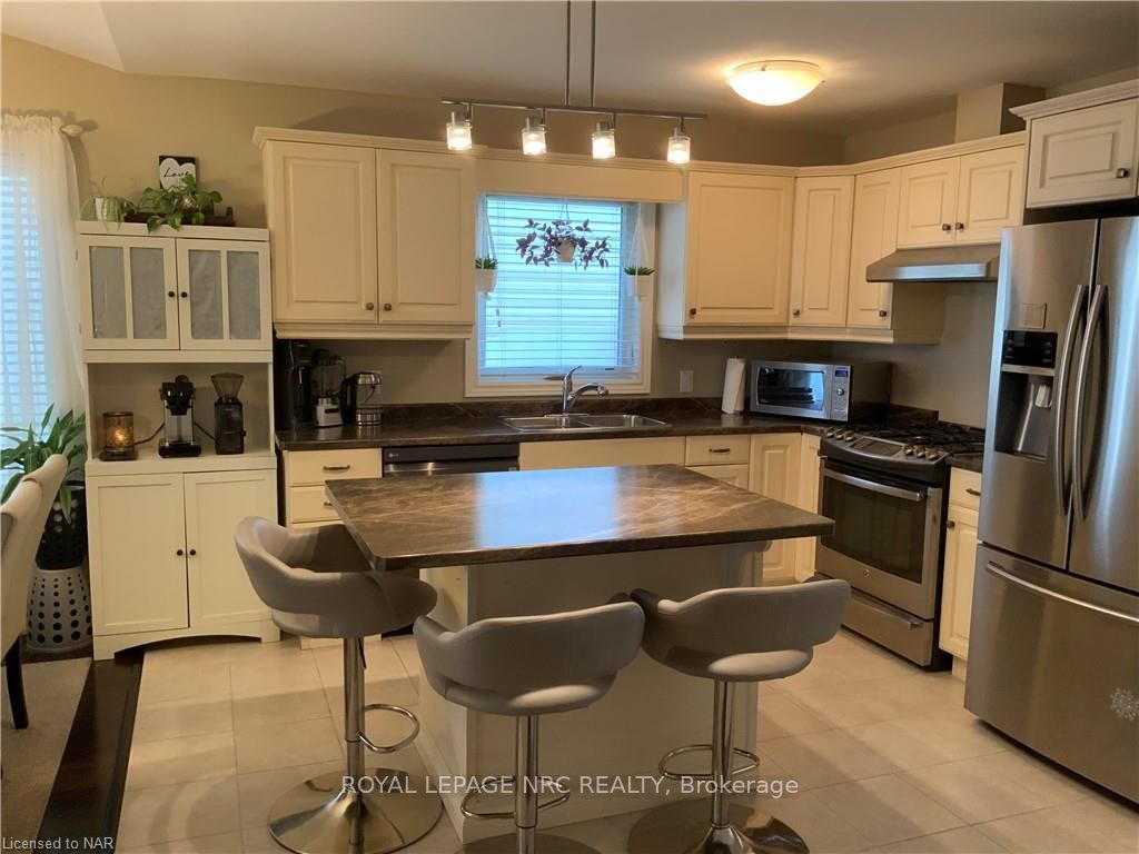 Photo 10 of 82 Parkside Drive, St. Catharines, Port Weller — HOMEH