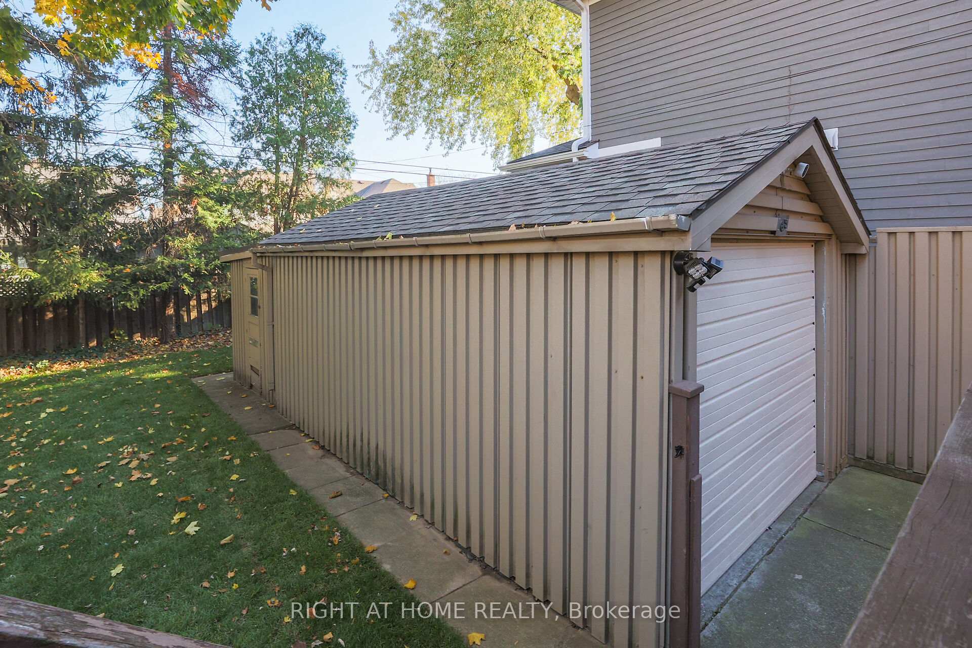 Photo 15 of 65 London Street S, Hamilton, Delta — HOMEH