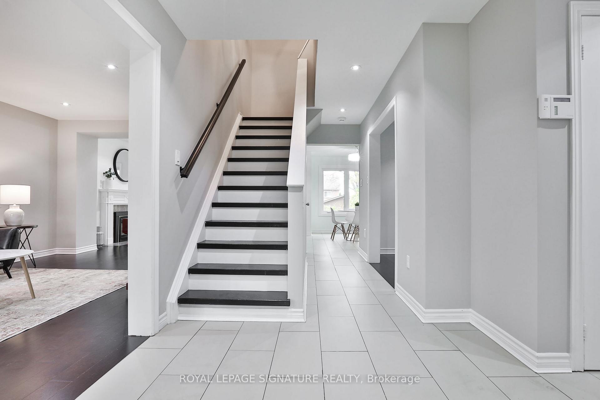 Photo 3 of 14 Grand Forest Drive, Barrie, Bayshore — HOMEH