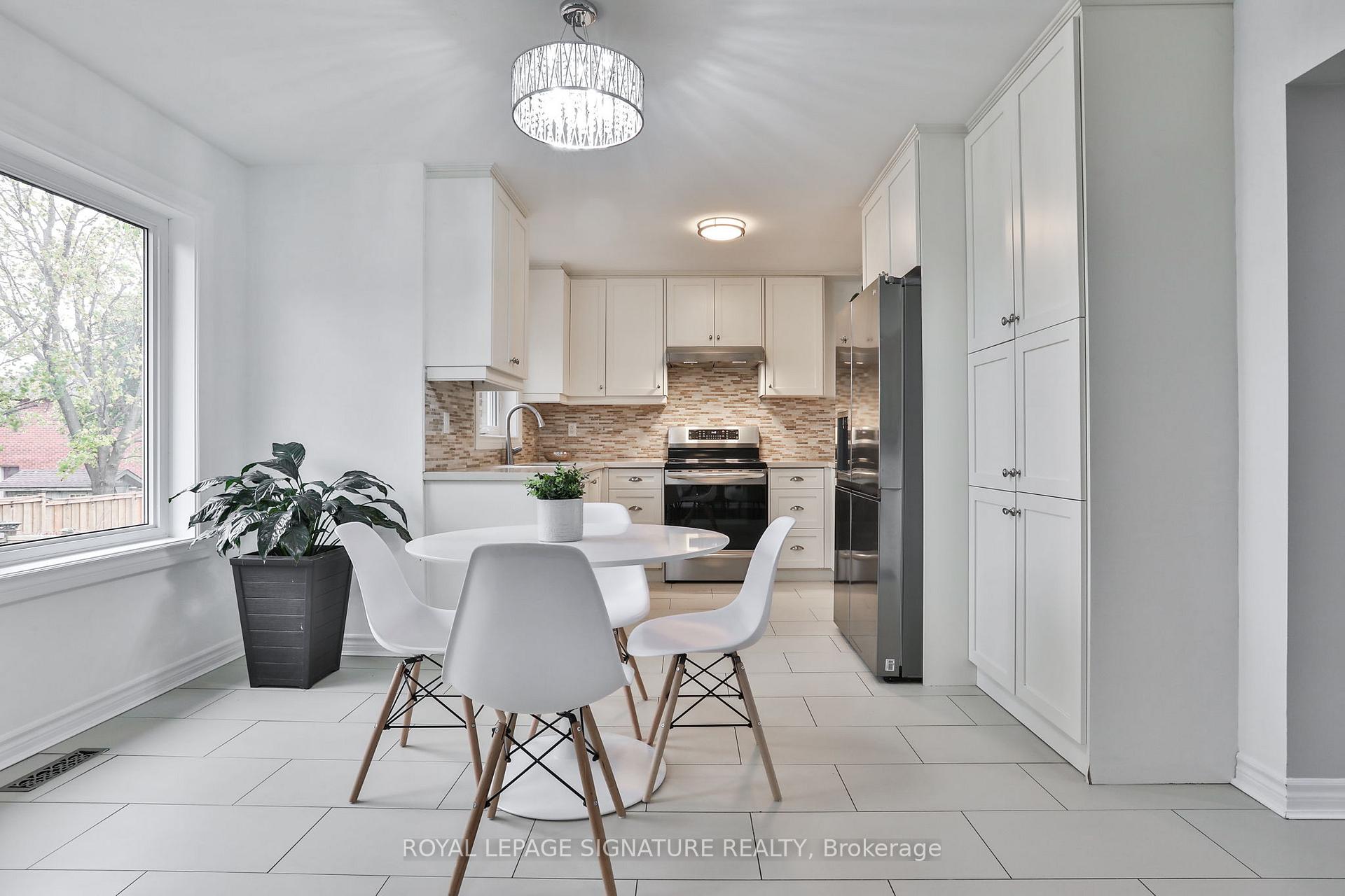 Photo 4 of 14 Grand Forest Drive, Barrie, Bayshore — HOMEH