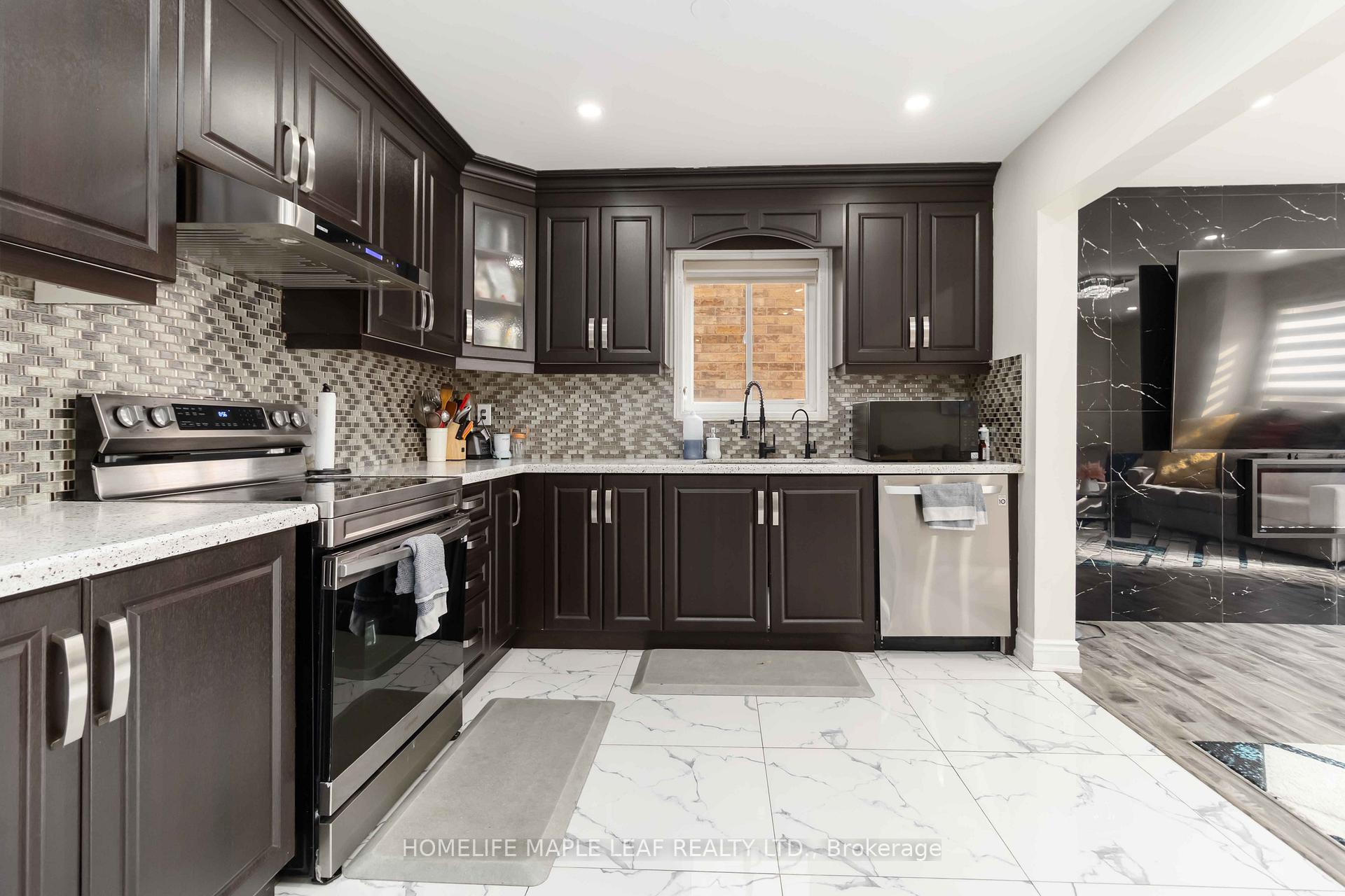 Photo 3 of 43 Schooner Drive, Brampton, Fletcher's Meadow — HOMEH
