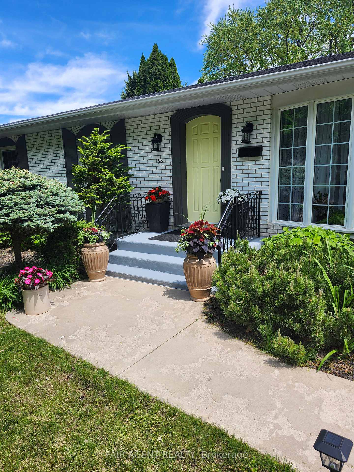 Front of 98 Windward Street