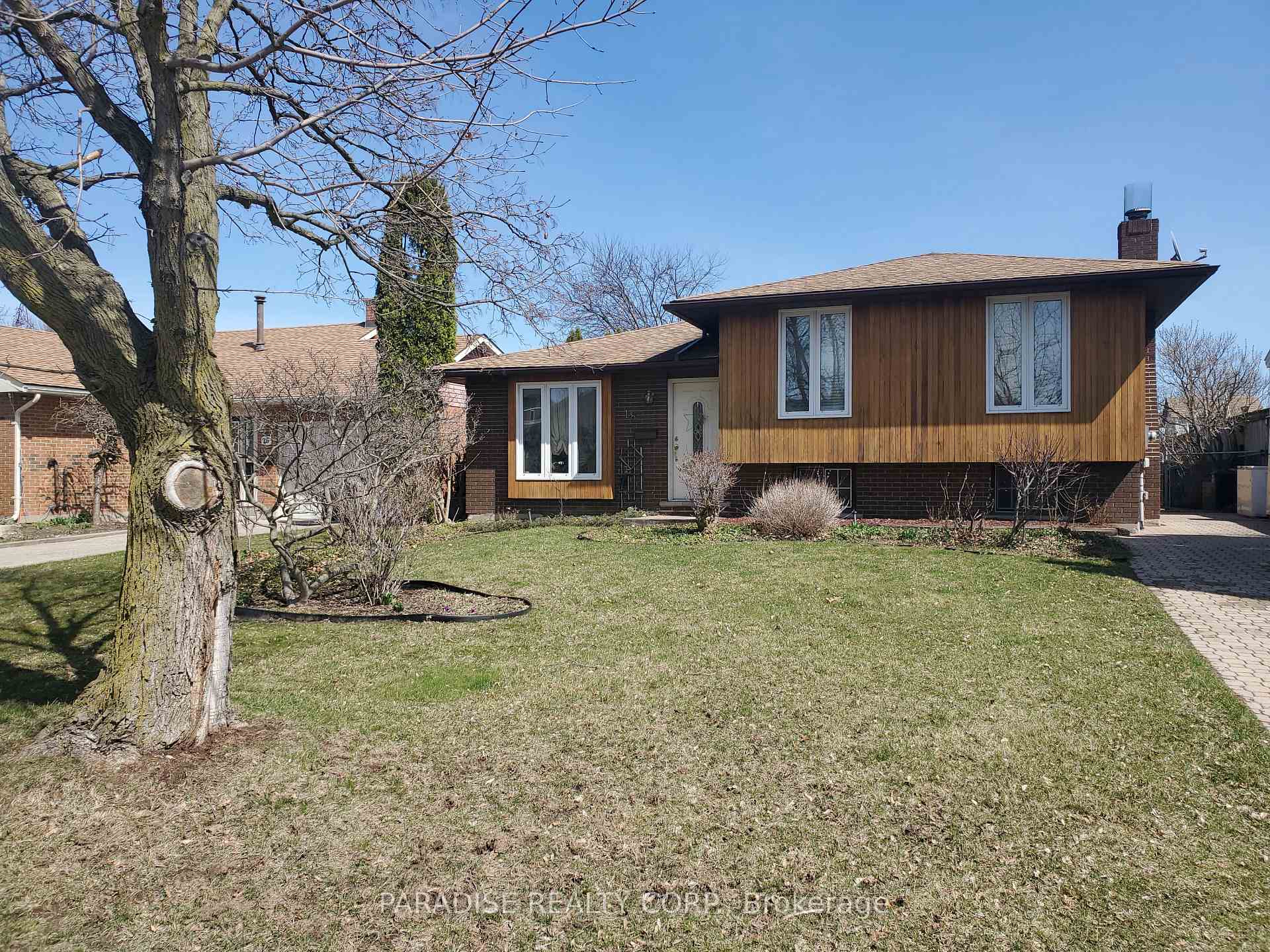 Photo 2 of 18 Willcher Drive, St. Catharines, Lakeshore — HOMEH