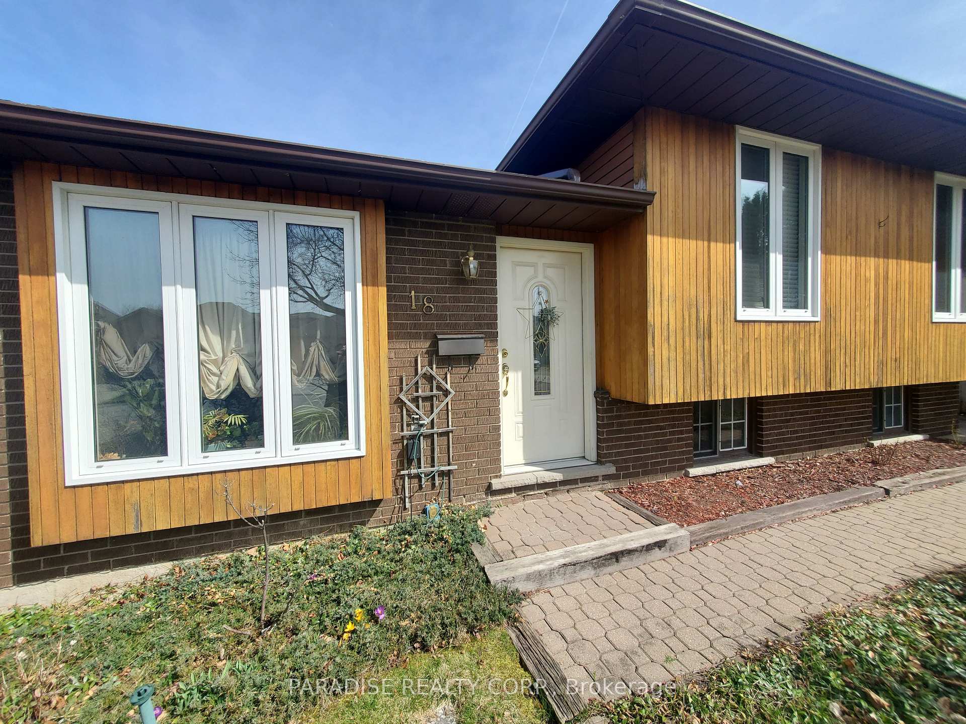 Photo 4 of 18 Willcher Drive, St. Catharines, Lakeshore — HOMEH