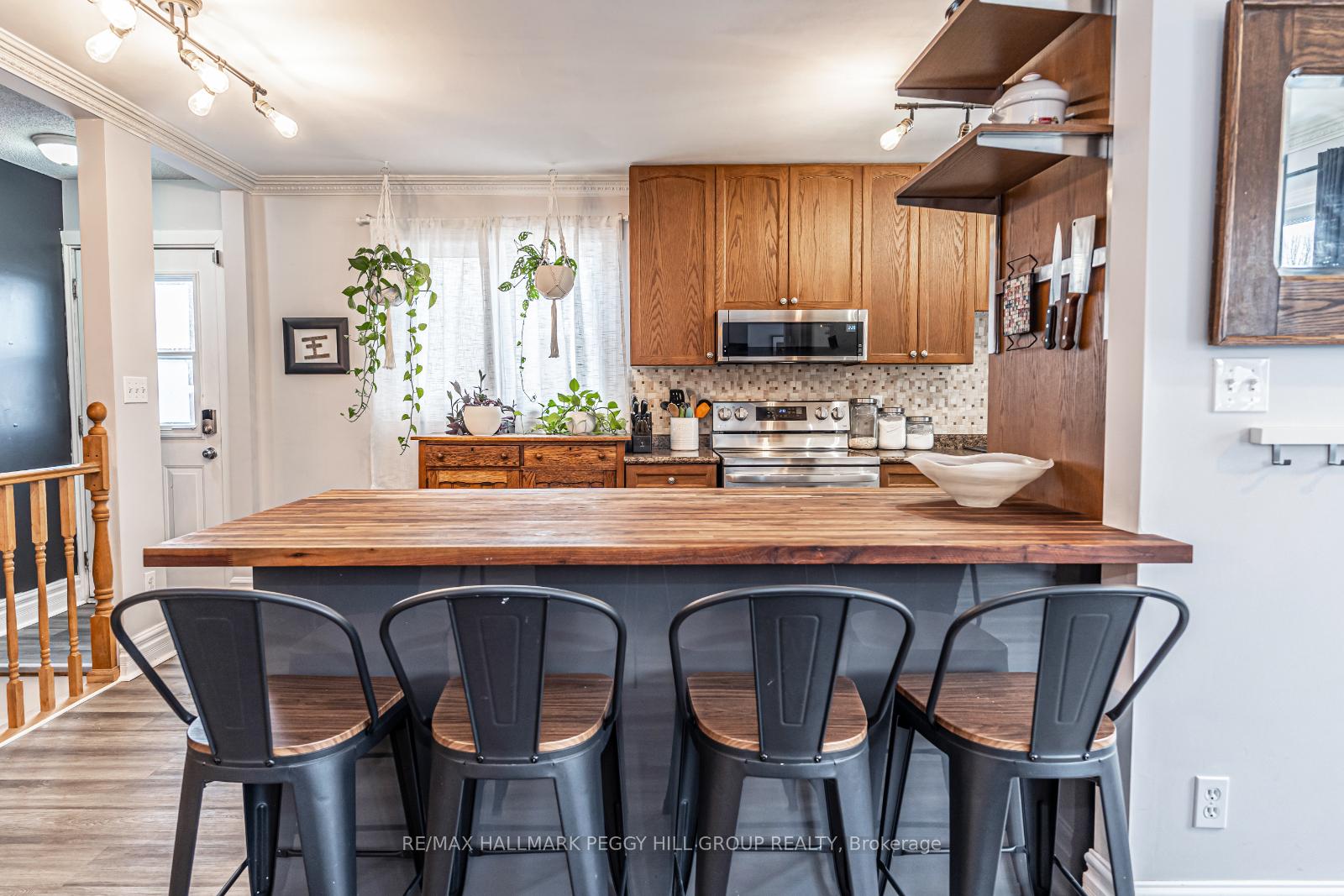 Photo 3 of 29 Frost Trail, Barrie, Letitia Heights — HOMEH