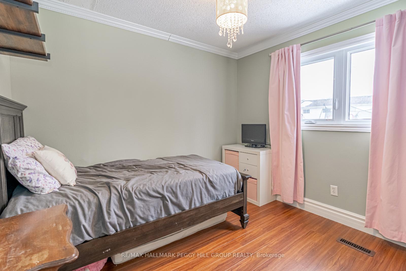 Photo 9 of 29 Frost Trail, Barrie, Letitia Heights — HOMEH