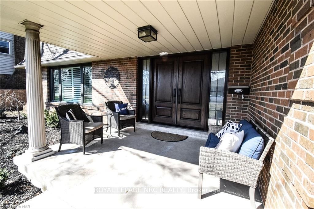 Photo 2 of 11 Preston Drive, St. Catharines, Vine/Linwell — HOMEH