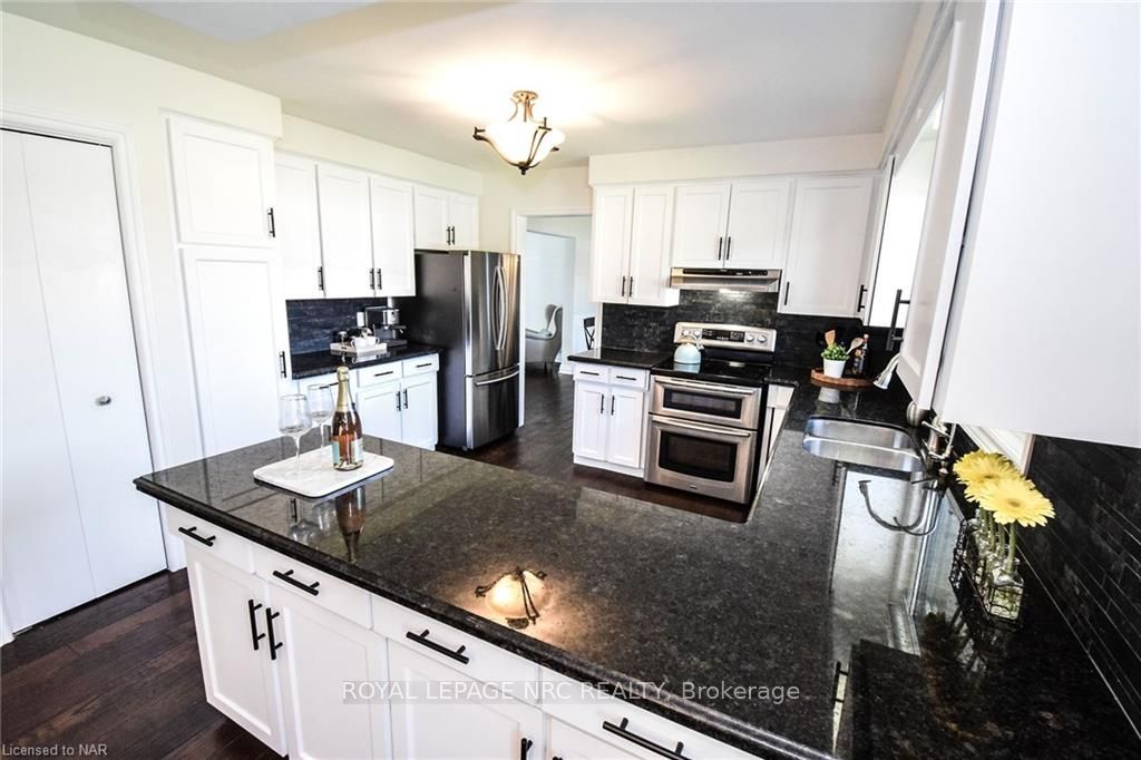 Photo 15 of 11 Preston Drive, St. Catharines, Vine/Linwell — HOMEH