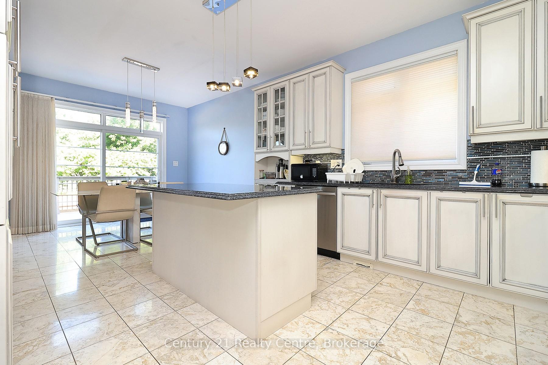 Photo 11 of 25 Ingleborough Drive, Brampton, Credit Valley — HOMEH