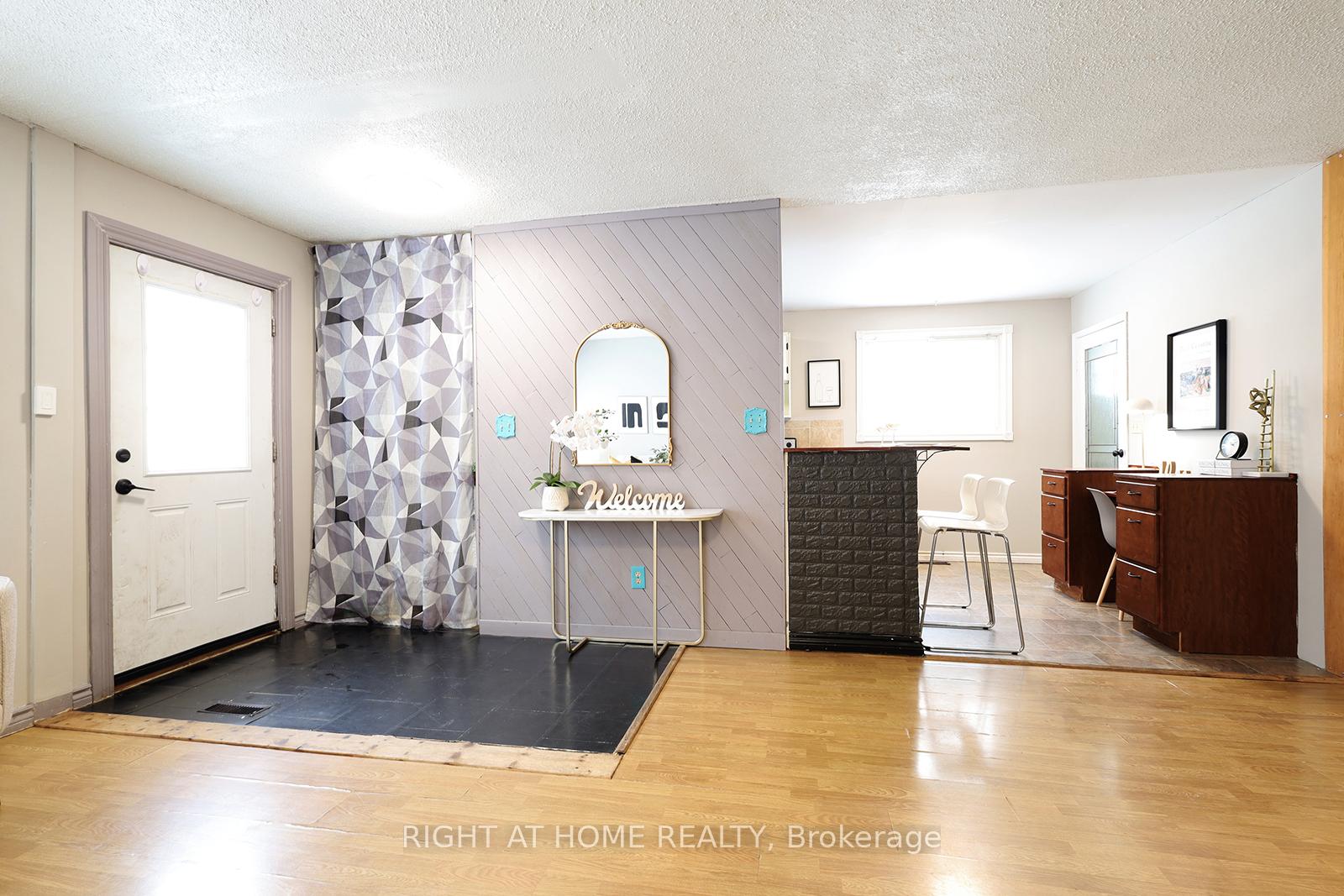 Photo 7 of 15 Kipling Place, Barrie, Letitia Heights — HOMEH