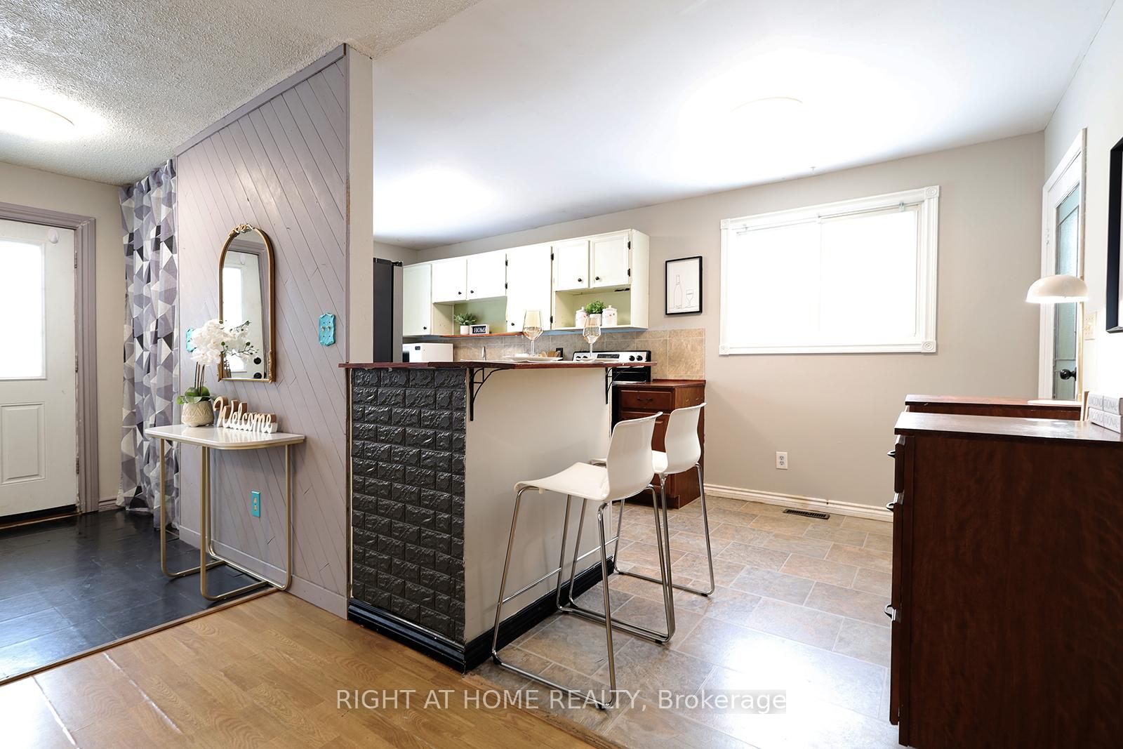 Photo 8 of 15 Kipling Place, Barrie, Letitia Heights — HOMEH
