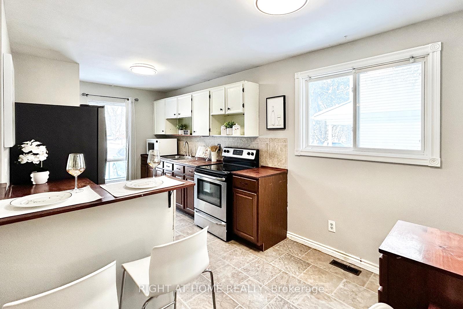 Photo 10 of 15 Kipling Place, Barrie, Letitia Heights — HOMEH