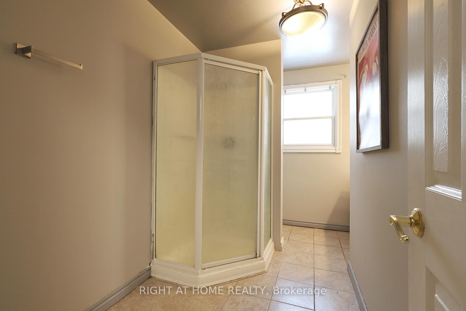 Photo 25 of 15 Kipling Place, Barrie, Letitia Heights — HOMEH
