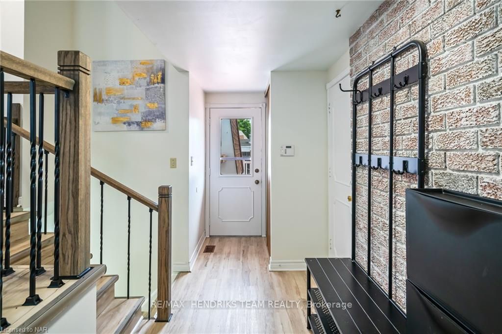 Photo 3 of 670 Vine Street, St. Catharines, Lakeshore — HOMEH