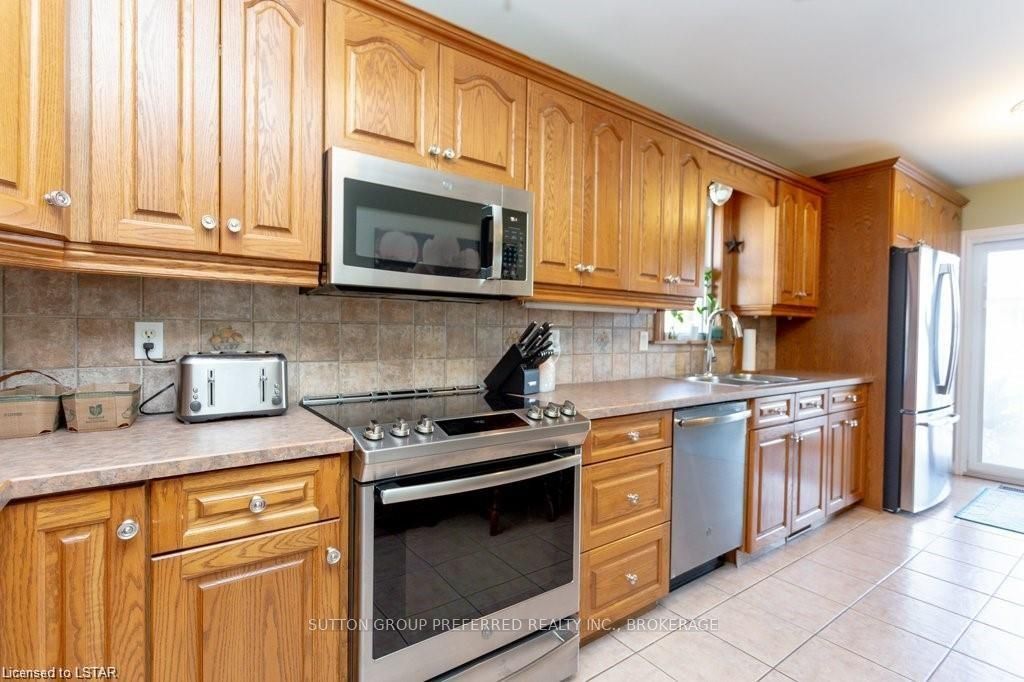Photo 10 of 78 Oldewood Crescent, St. Thomas — HOMEH