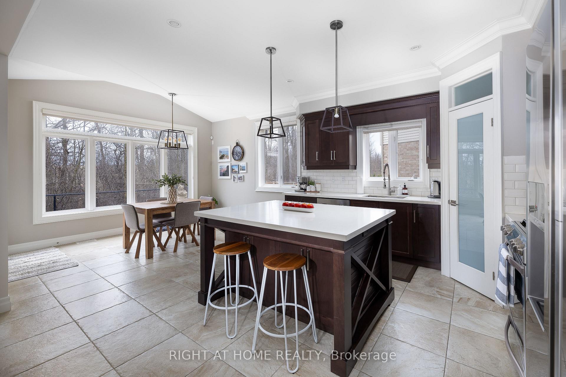 Photo 7 of 64 Winslow Way, Hamilton, Stoney Creek Mountain — HOMEH