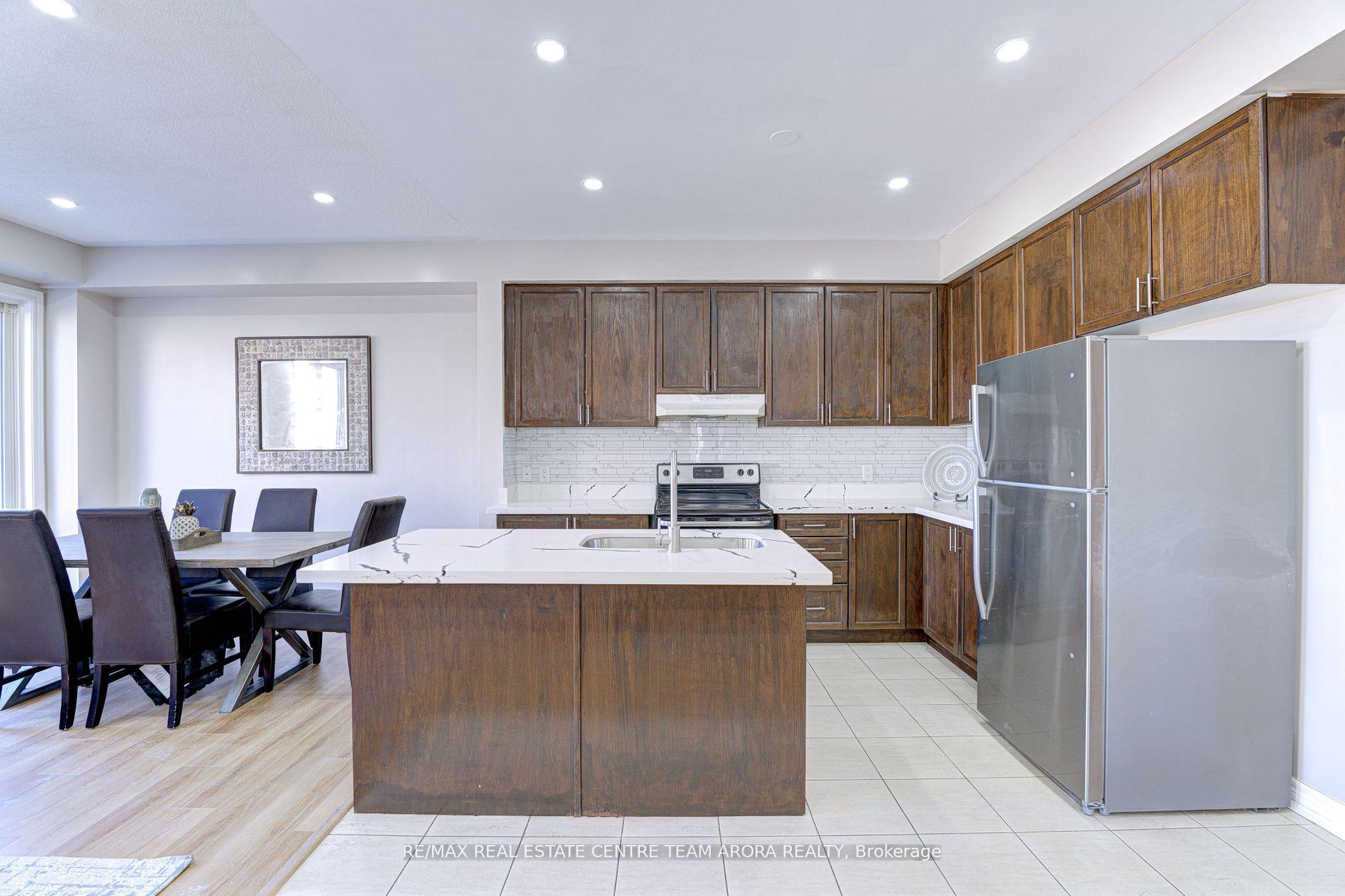 Photo 10 of 43 Vezna Crescent, Brampton, Credit Valley — HOMEH