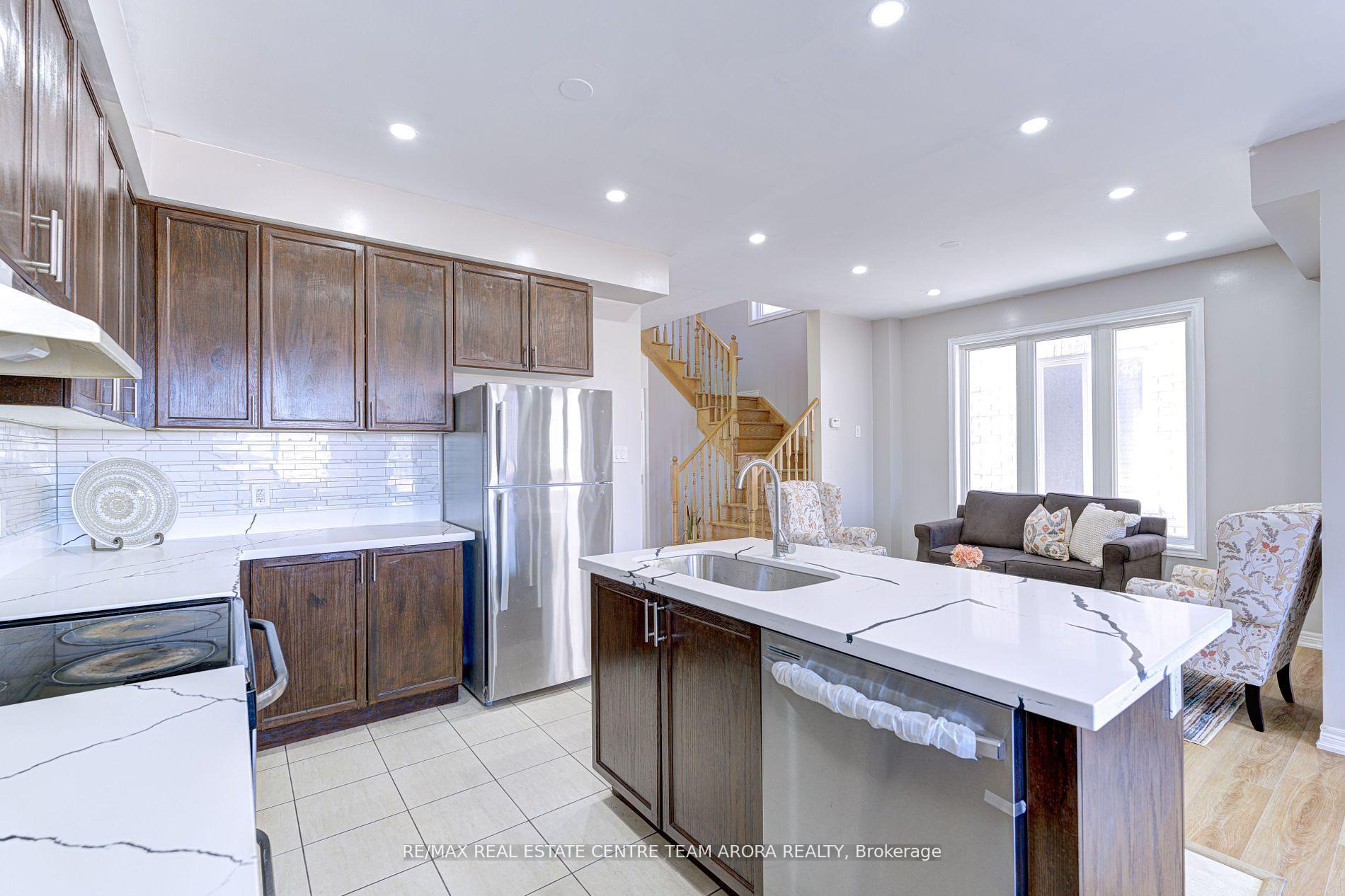 Photo 11 of 43 Vezna Crescent, Brampton, Credit Valley — HOMEH