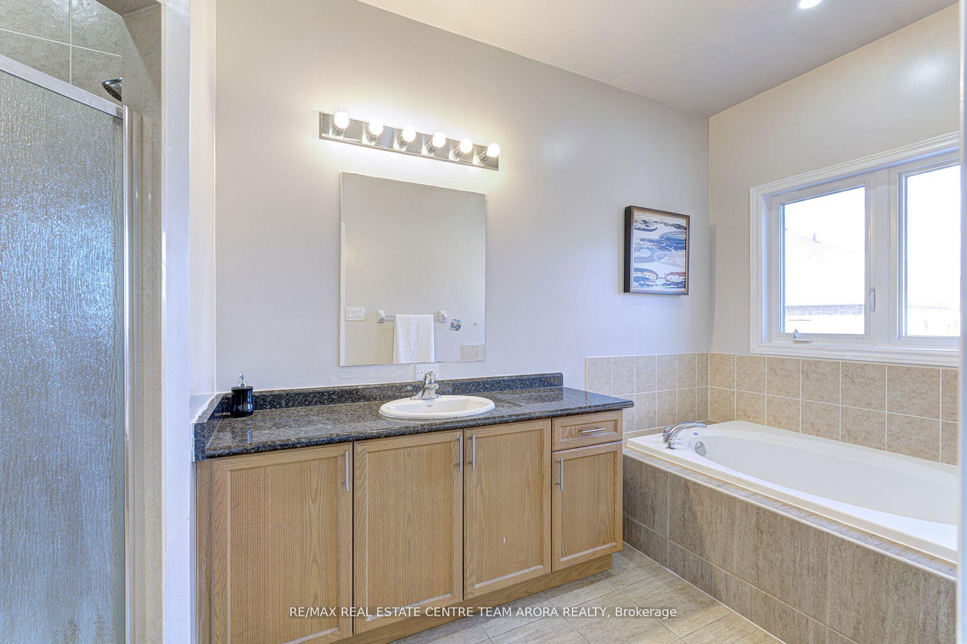 Photo 20 of 43 Vezna Crescent, Brampton, Credit Valley — HOMEH