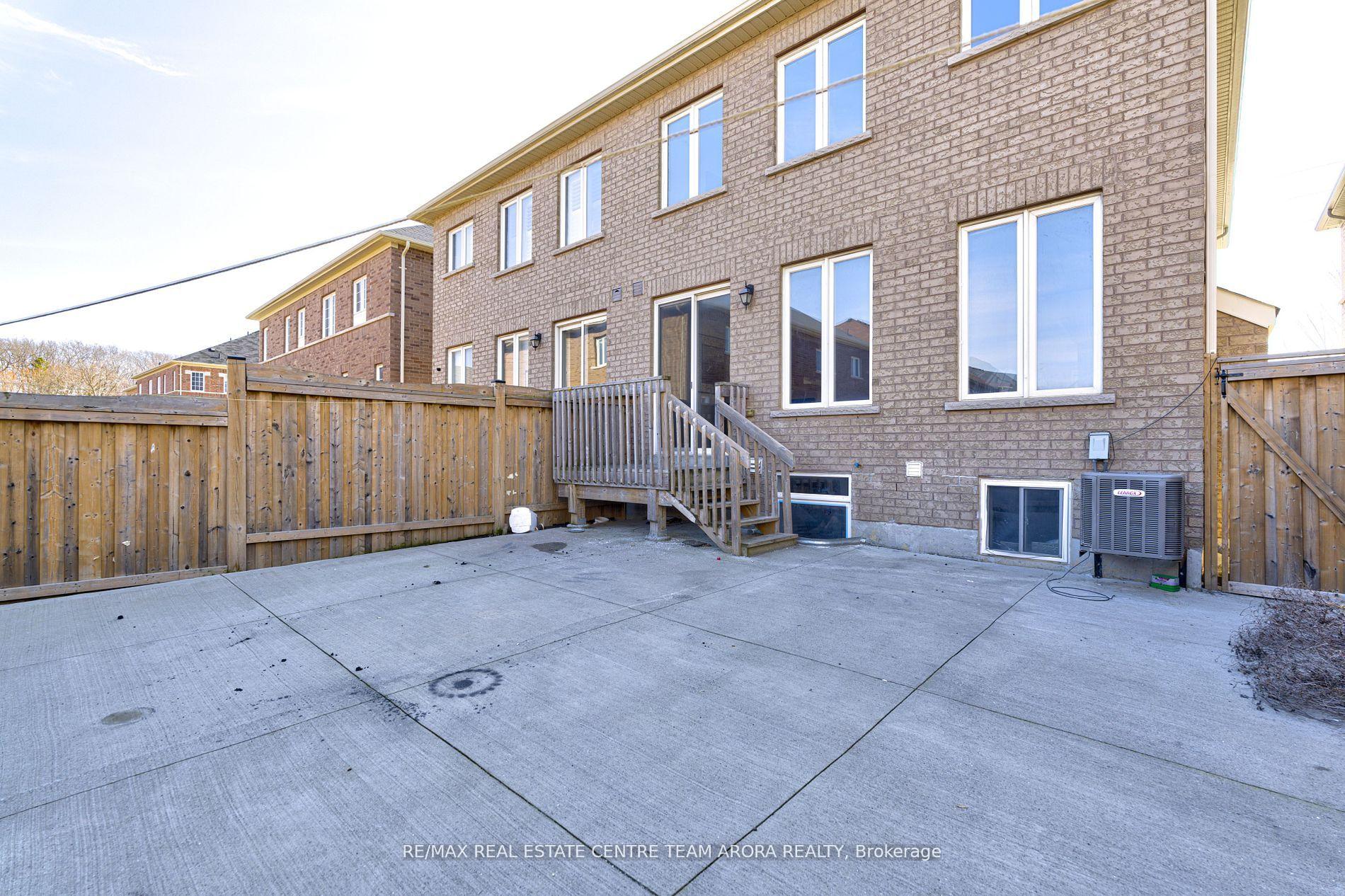 Photo 30 of 43 Vezna Crescent, Brampton, Credit Valley — HOMEH