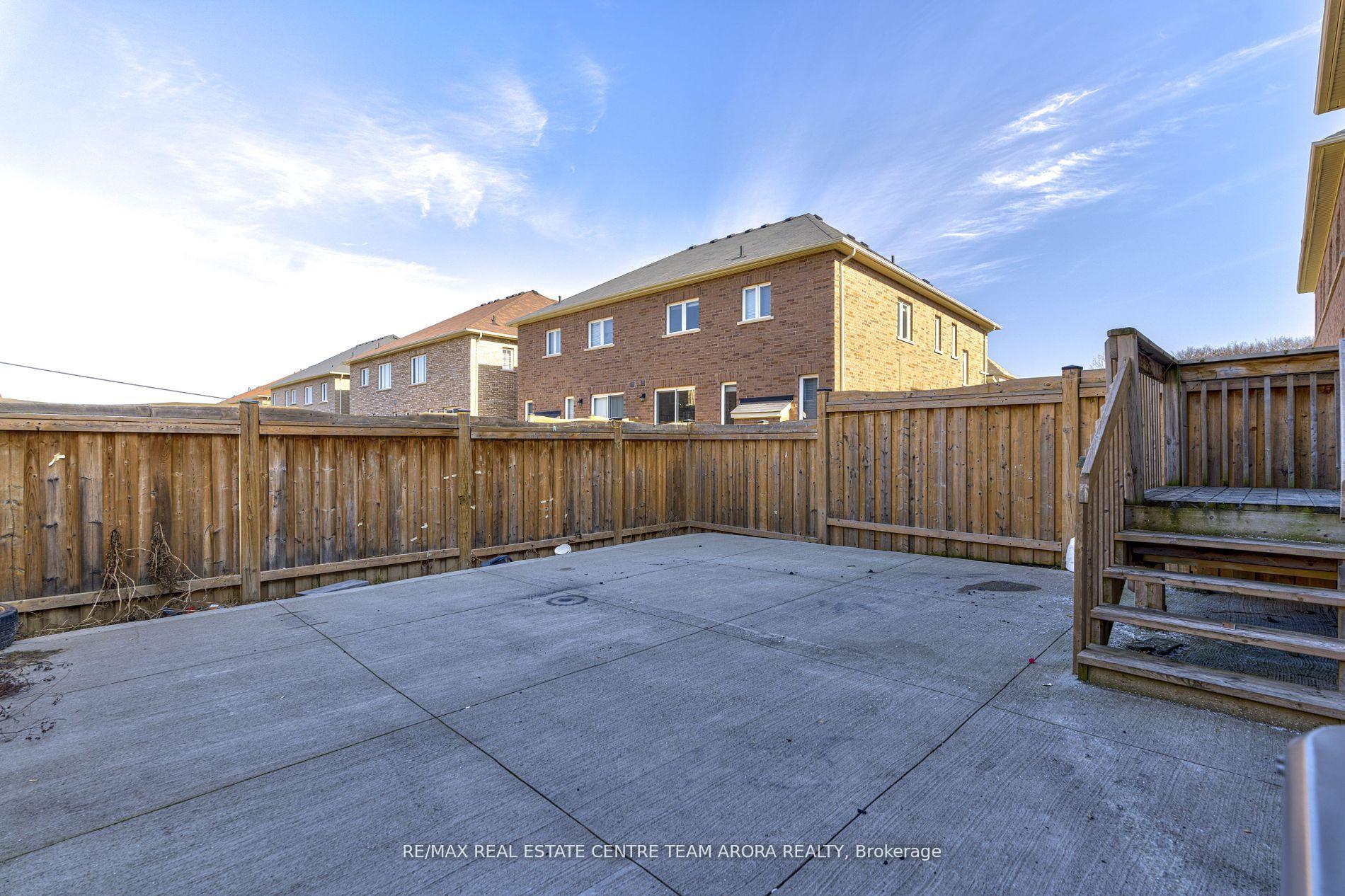 Photo 31 of 43 Vezna Crescent, Brampton, Credit Valley — HOMEH