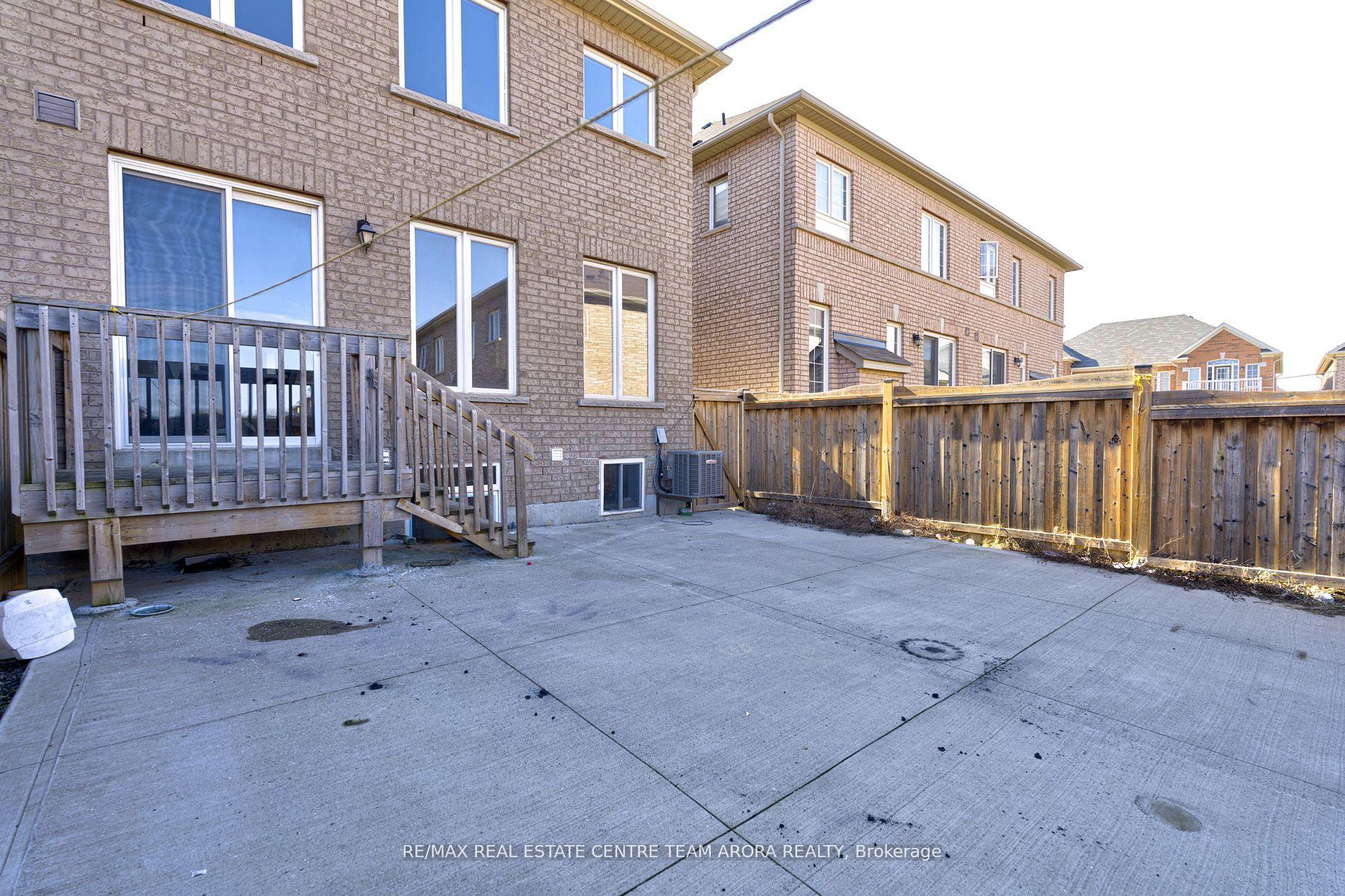 Photo 32 of 43 Vezna Crescent, Brampton, Credit Valley — HOMEH