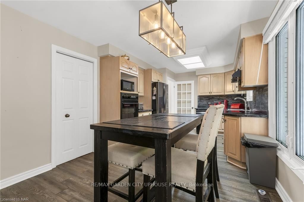 Photo 3 of 48 Shetland Crescent, St. Catharines, E. Chester — HOMEH