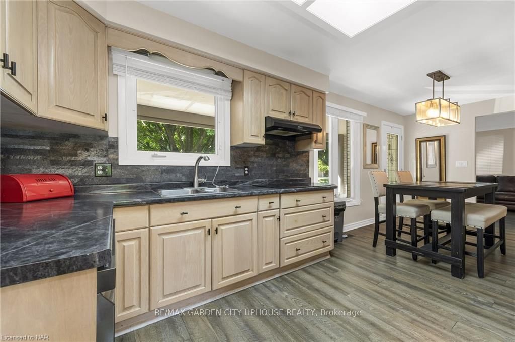 Photo 4 of 48 Shetland Crescent, St. Catharines, E. Chester — HOMEH