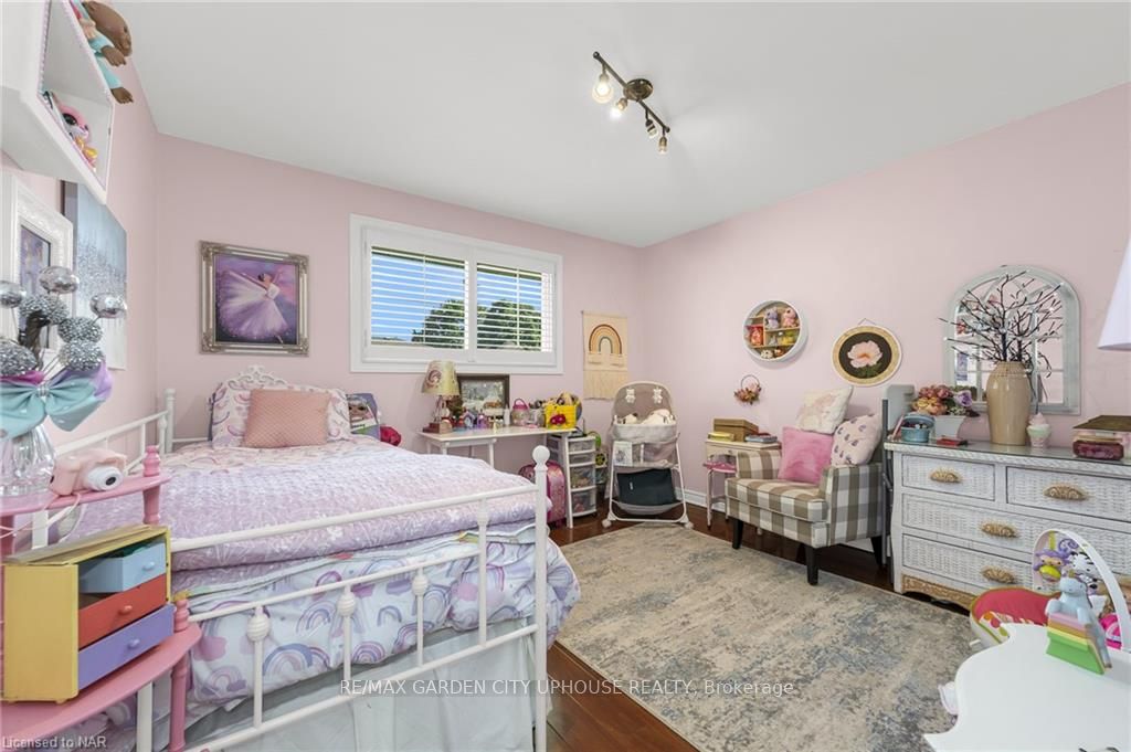 Photo 10 of 48 Shetland Crescent, St. Catharines, E. Chester — HOMEH