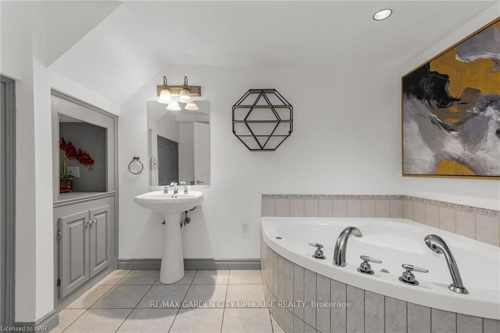 Photo 16 of 48 Shetland Crescent, St. Catharines, E. Chester — HOMEH