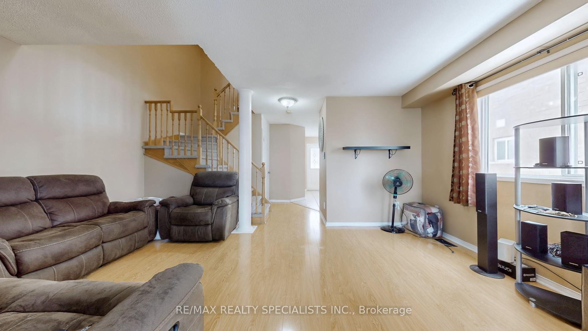 Photo 3 of 18 Weather Vane Lane, Brampton, Fletcher's Creek Village — HOMEH