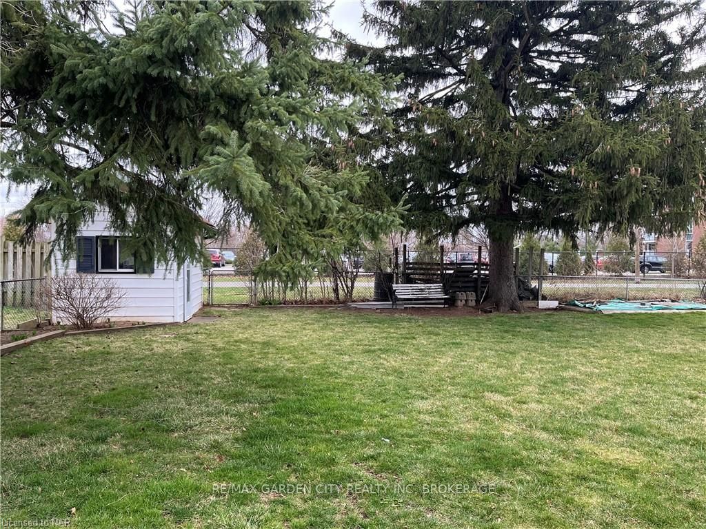Photo 4 of 14 Woodelm Drive, St. Catharines, Carlton/Bunting — HOMEH