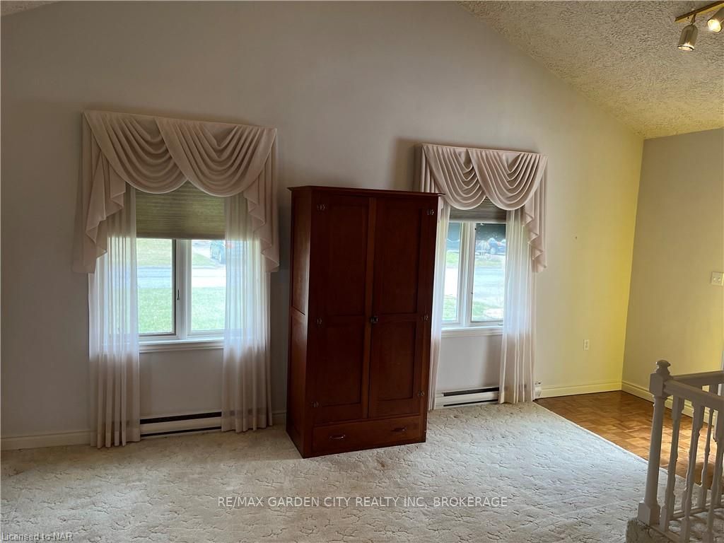 Photo 5 of 14 Woodelm Drive, St. Catharines, Carlton/Bunting — HOMEH