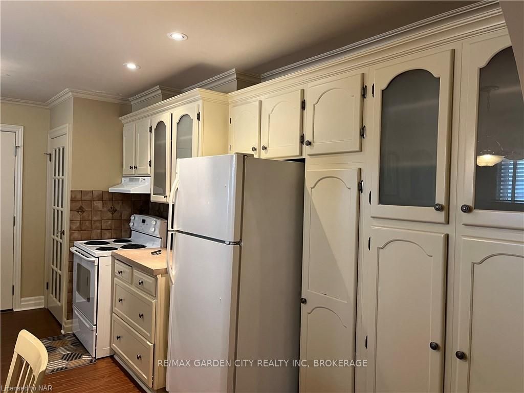 Photo 9 of 14 Woodelm Drive, St. Catharines, Carlton/Bunting — HOMEH