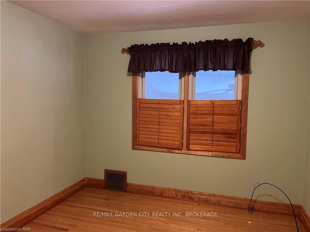 Photo 15 of 14 Woodelm Drive, St. Catharines, Carlton/Bunting — HOMEH