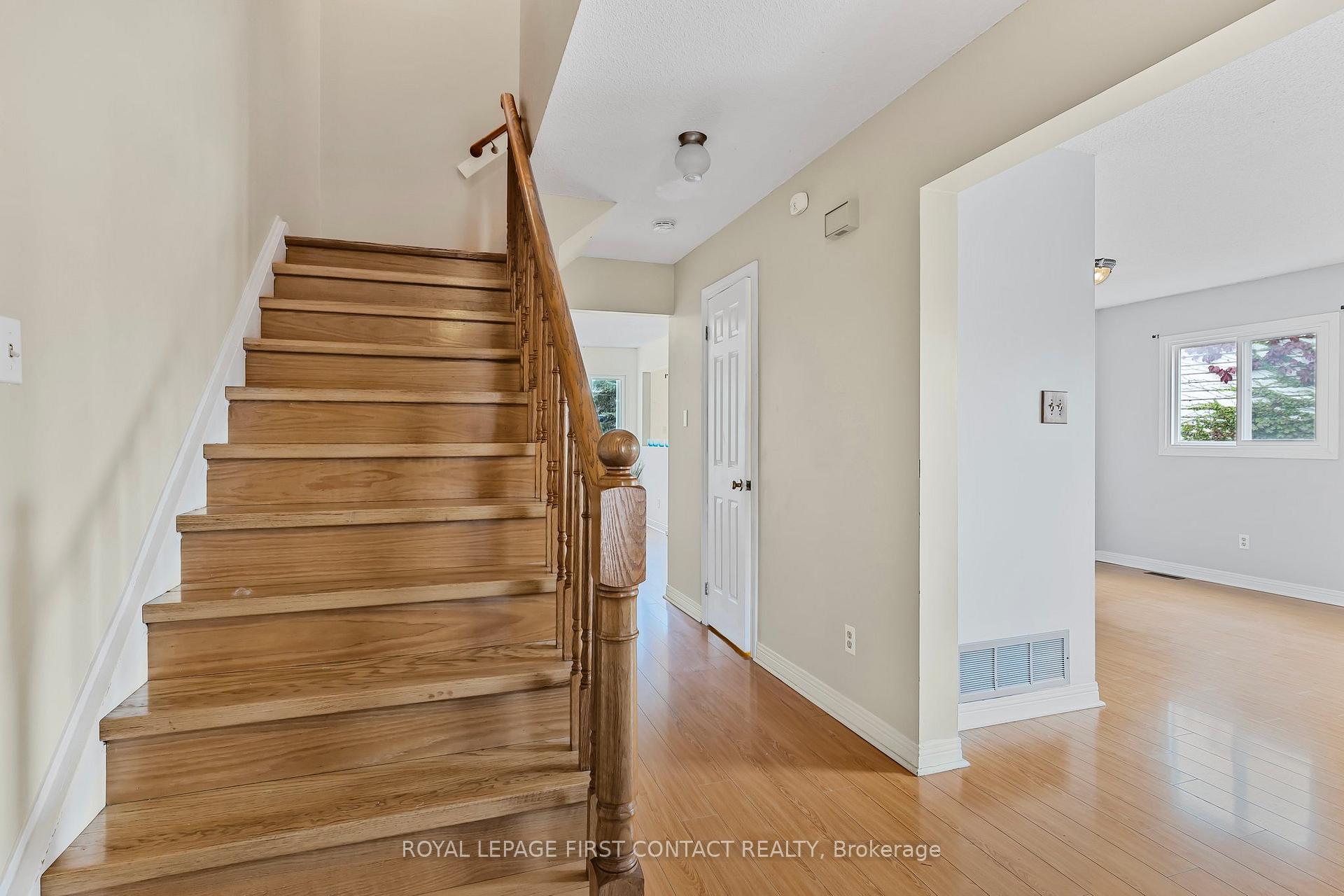 Photo 5 of 9 Carr Drive, Barrie, Letitia Heights — HOMEH