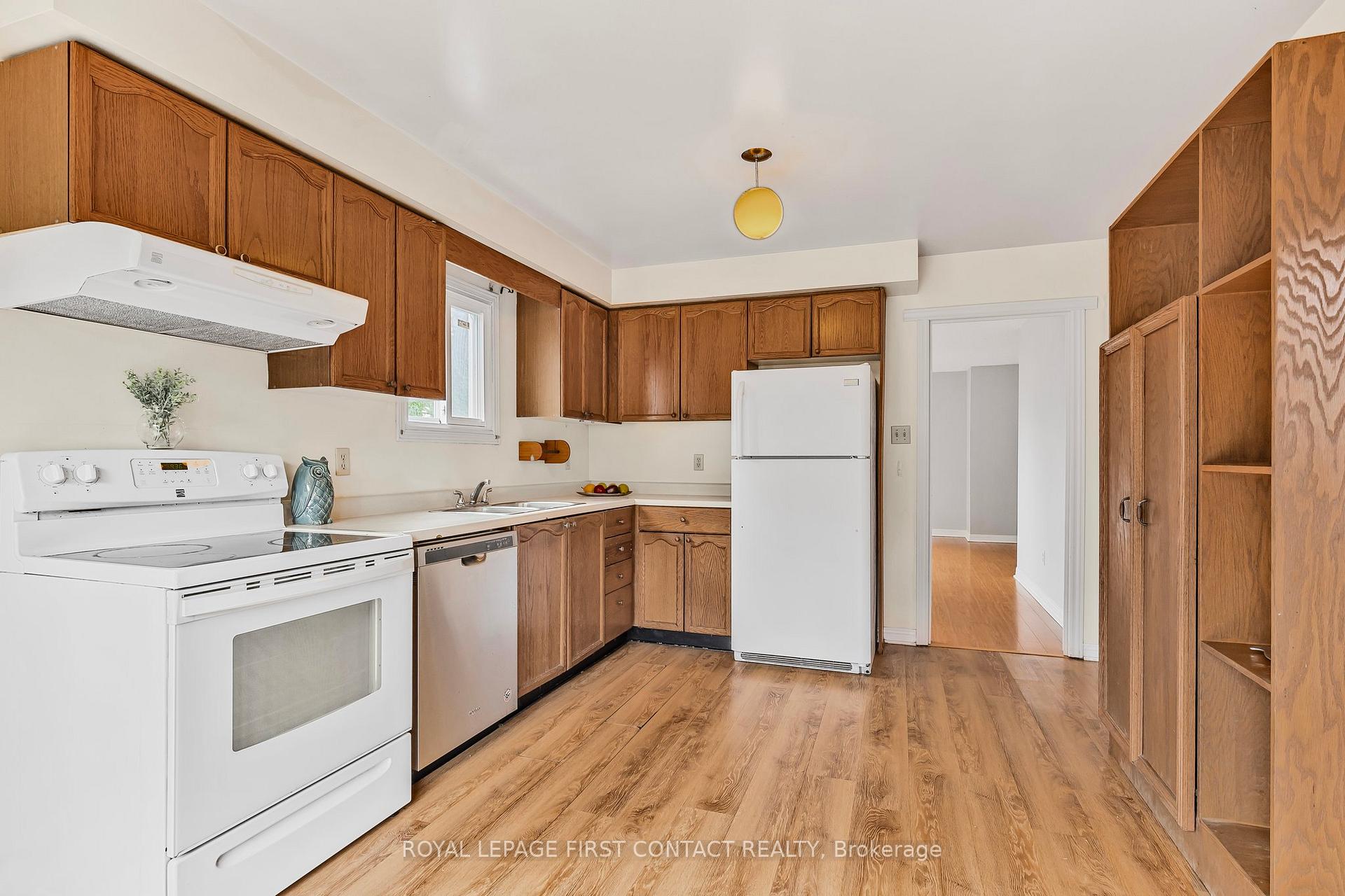 Photo 10 of 9 Carr Drive, Barrie, Letitia Heights — HOMEH