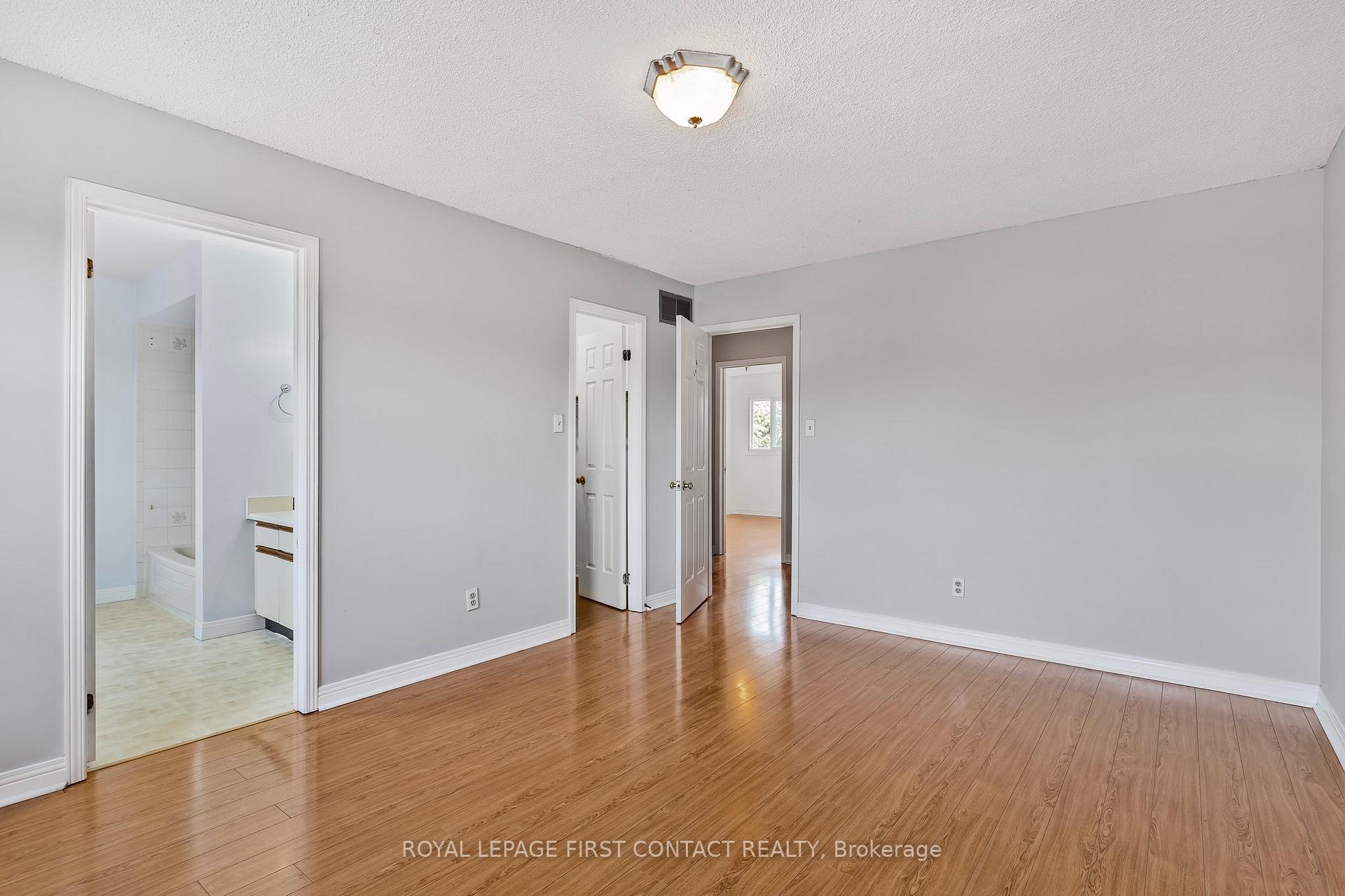 Photo 16 of 9 Carr Drive, Barrie, Letitia Heights — HOMEH