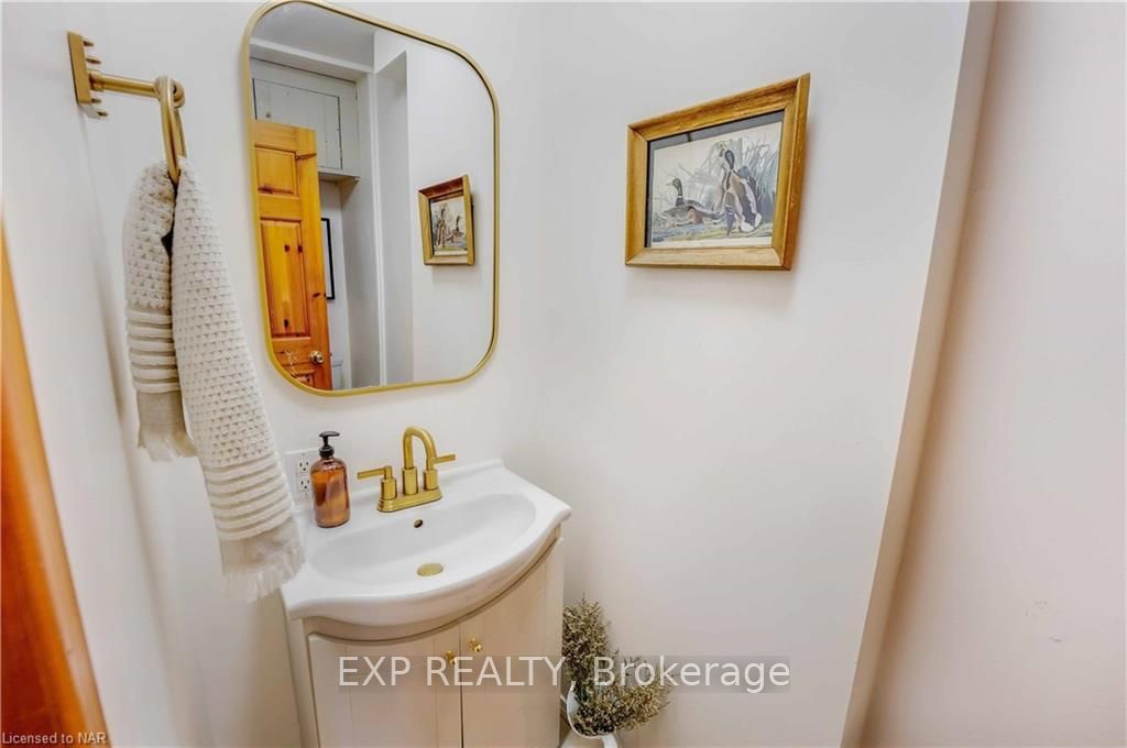 Photo 16 of 29 Dundas Crescent, St. Catharines, Burleigh Hill — HOMEH