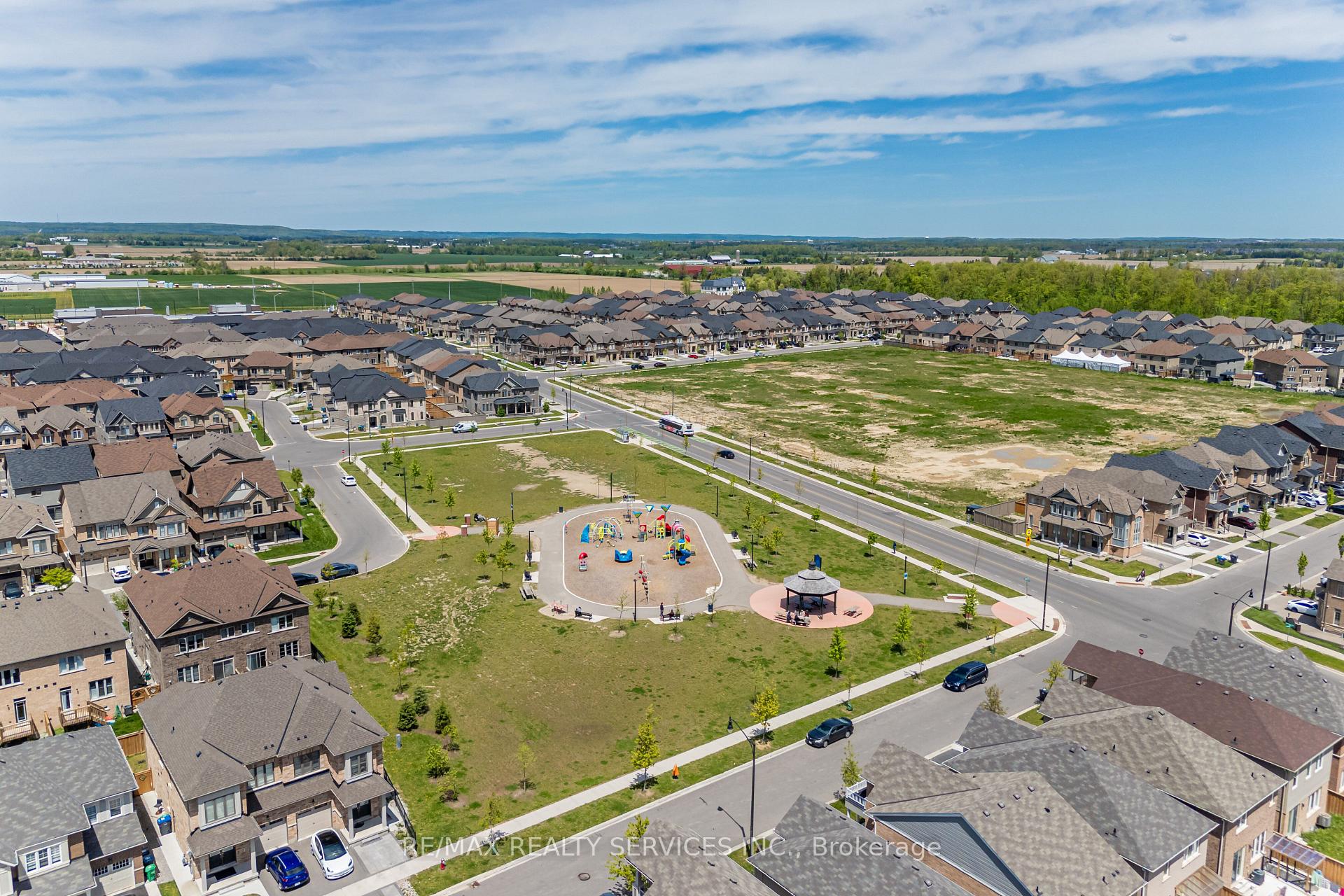 Photo 8 of 105 Benhurst Crescent, Brampton, Northwest Brampton — HOMEH