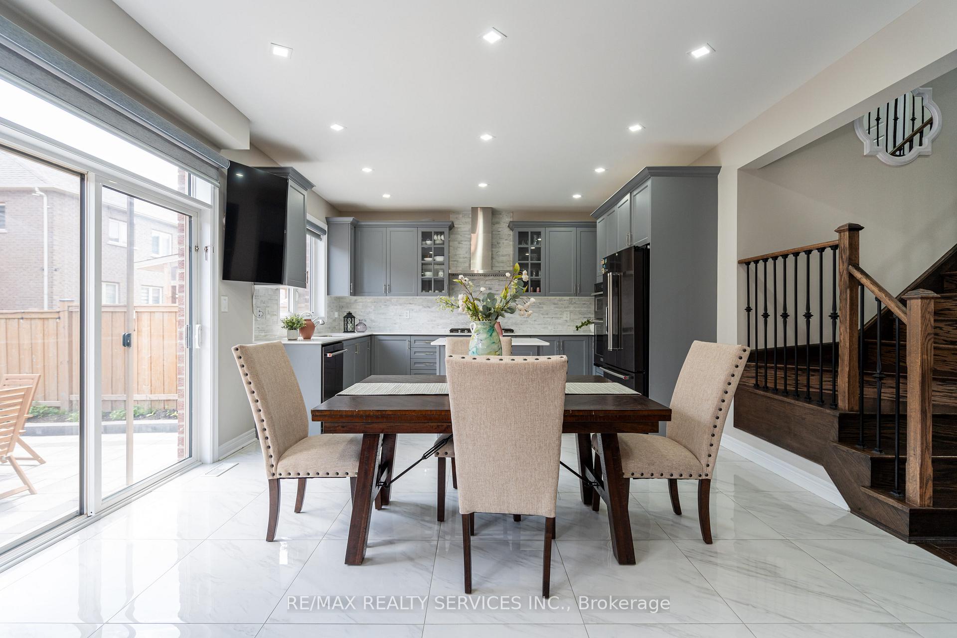 Photo 9 of 105 Benhurst Crescent, Brampton, Northwest Brampton — HOMEH