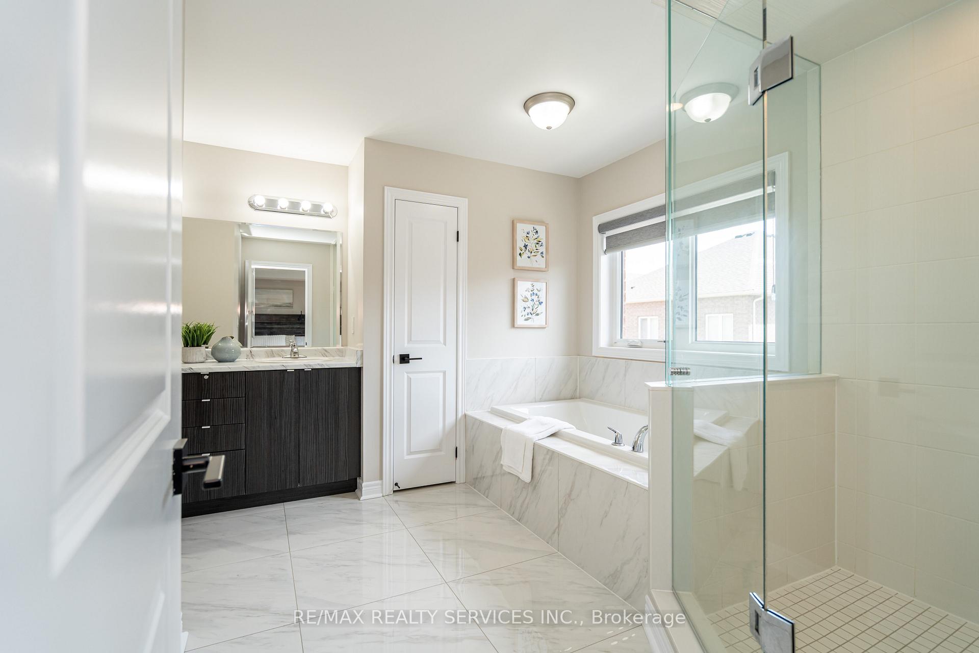 Photo 11 of 105 Benhurst Crescent, Brampton, Northwest Brampton — HOMEH