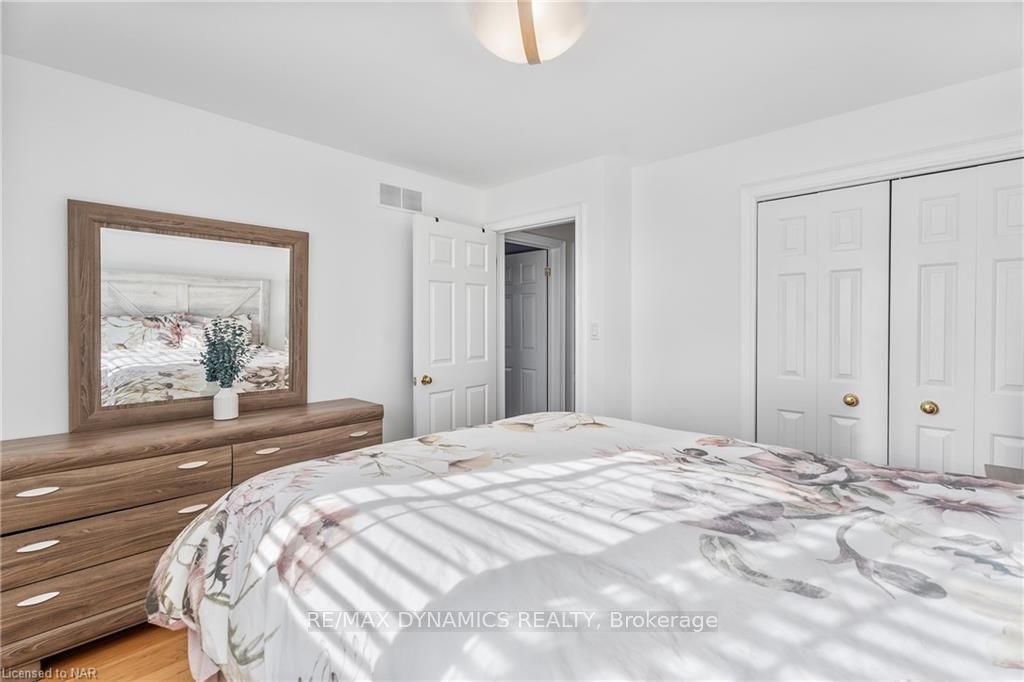 Photo 6 of 2 Huntington Lane, St. Catharines, Grapeview — HOMEH