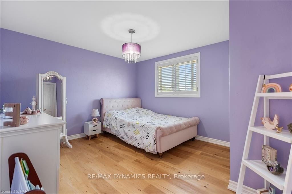Photo 8 of 2 Huntington Lane, St. Catharines, Grapeview — HOMEH
