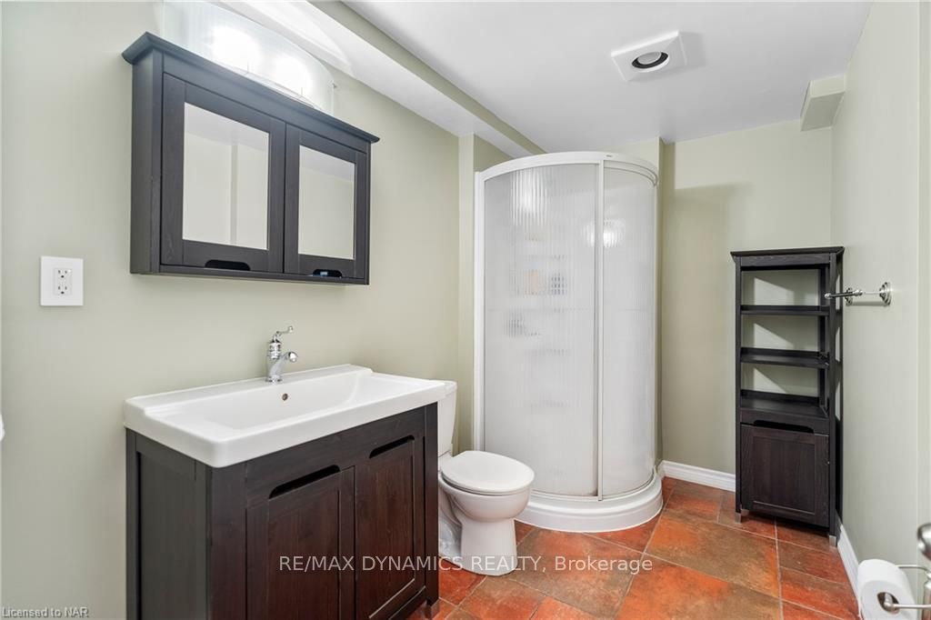 Photo 10 of 2 Huntington Lane, St. Catharines, Grapeview — HOMEH
